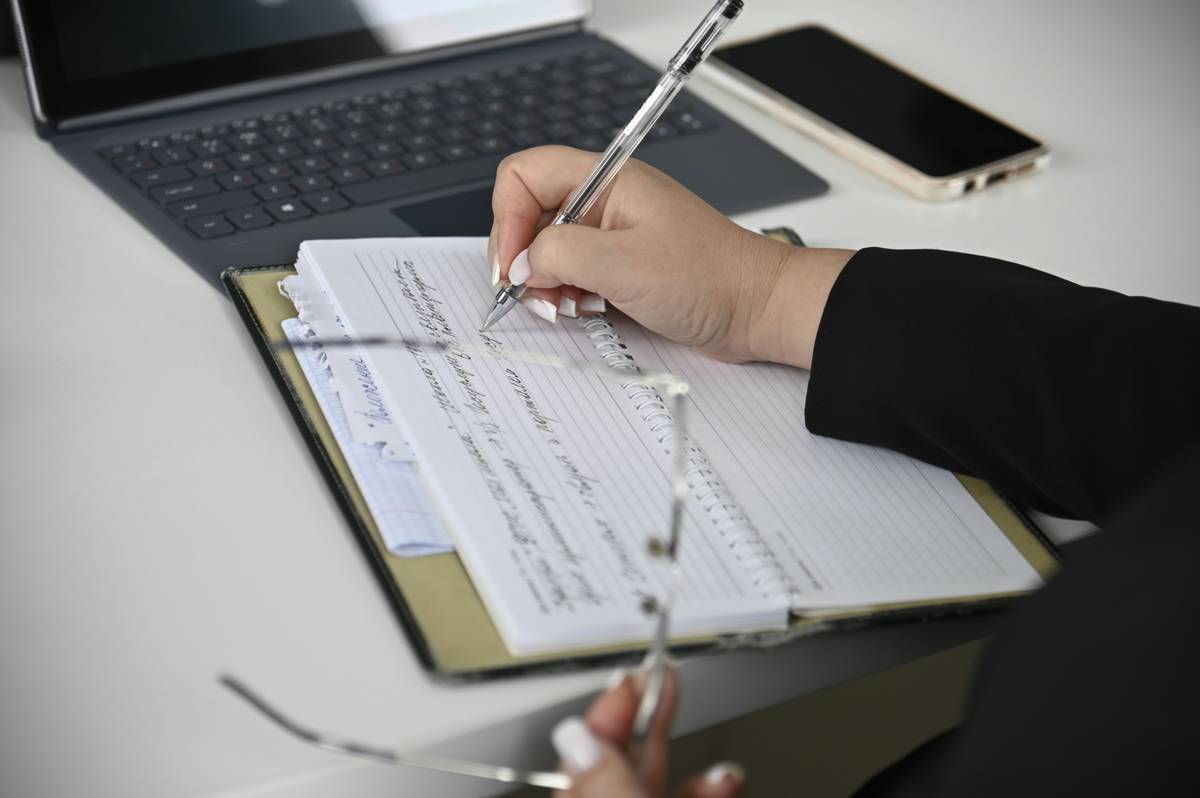 Bar chart showing correlation between audit report clarity and client trust: clear reports = 89% trust vs. unclear = 34%