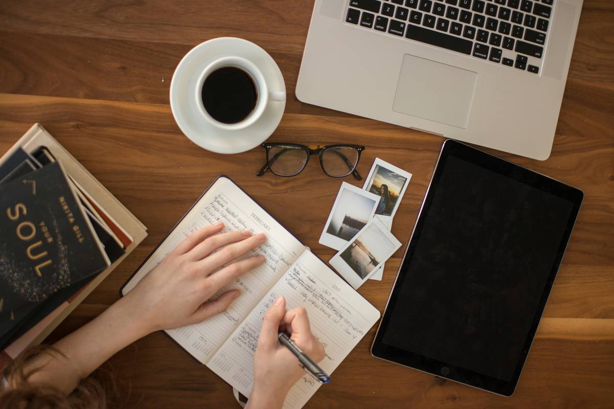 Side-by-side comparison showing poor vs excellent audit writing guidelines in practice